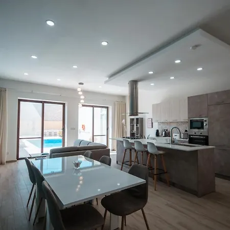Spacious With Pool *