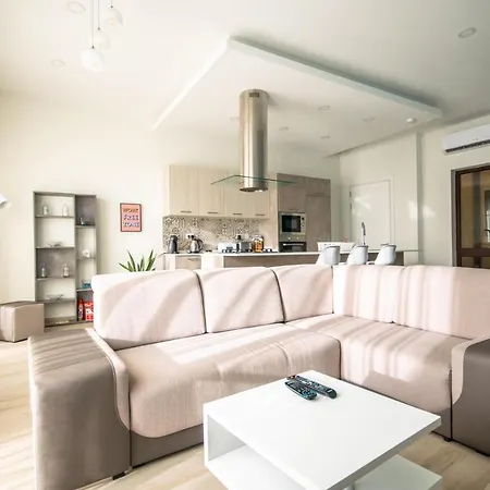 Spacious With Pool
