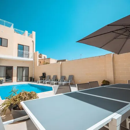 Ferienhaus Spacious With Pool Għasri