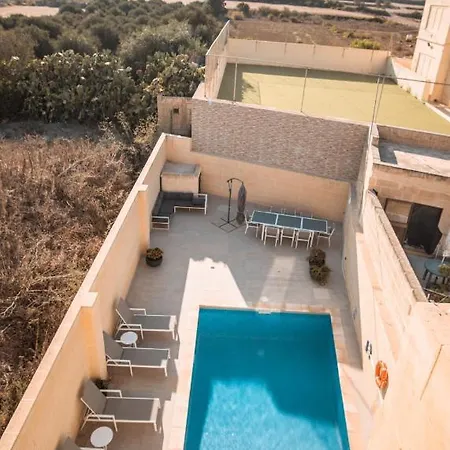 Spacious With Pool Ferienhaus