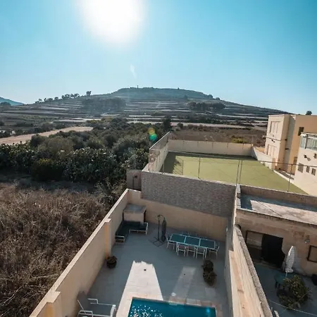 Ferienhaus Spacious With Pool Għasri