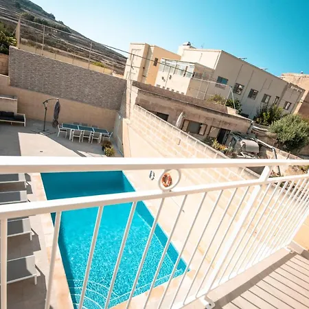 Spacious With Pool Ferienhaus