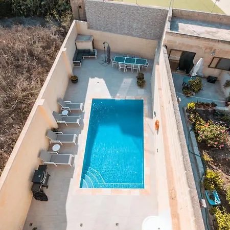 Spacious With Pool Għasri
